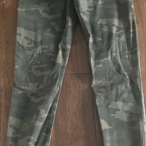 American Eagle Ladies Camo Hi Rise Jegging Crop sz 4 - Picture 4 of 4